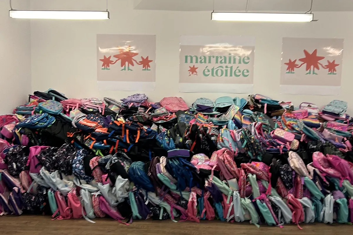 Distribution de sacs d’école complets pour les enfants dans le besoin