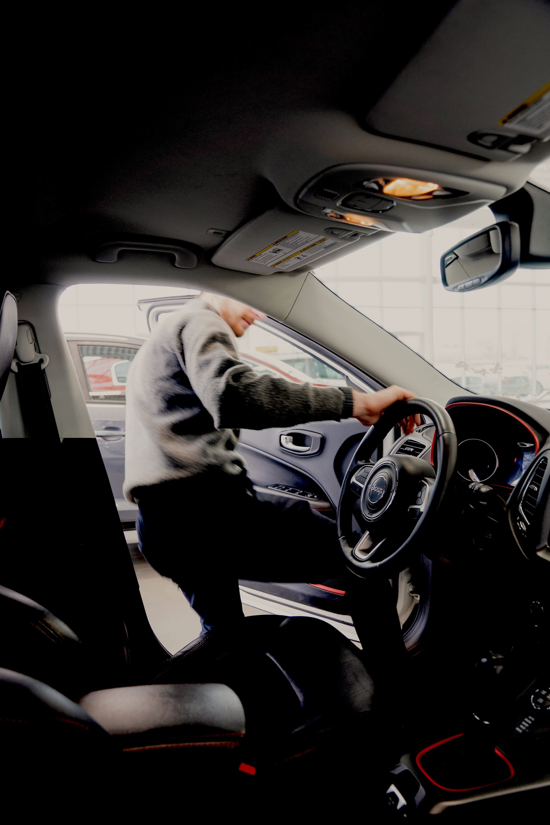 Vue de l'interieur d'une voiture d'un client qui rentre dedans