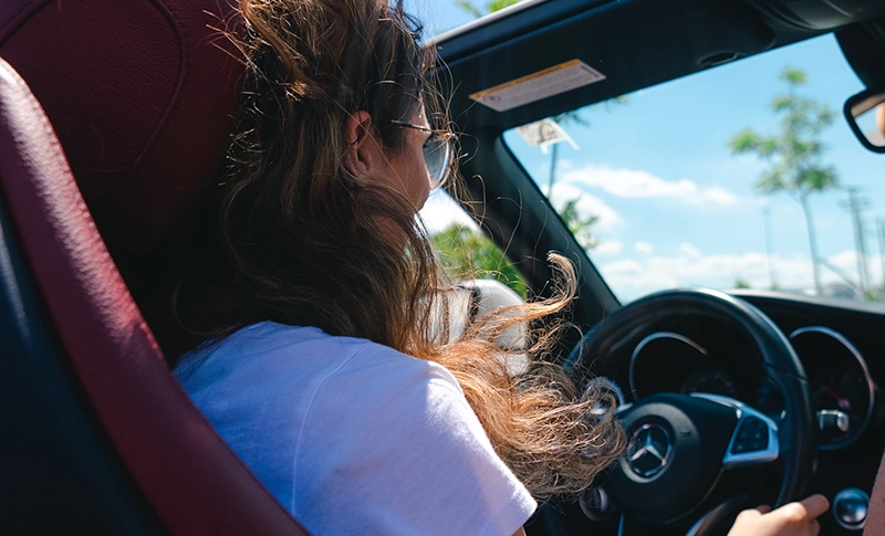 Cliente dans sa nouvelle voiture après un échange auto