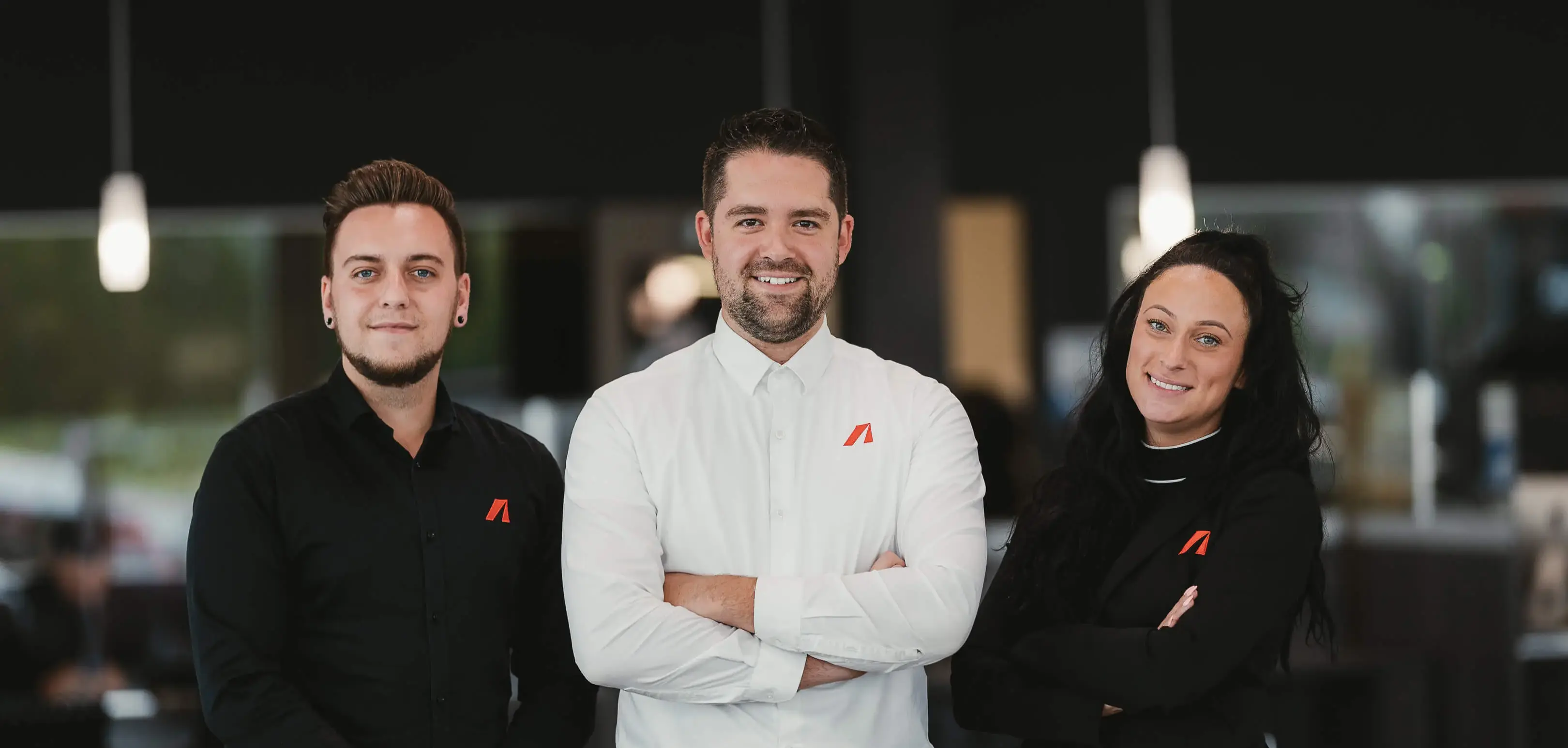 3 employés souriant à la caméra