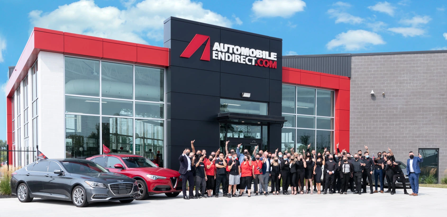All the employees of Automobile En Direct Saint-Constant in front of the branch.