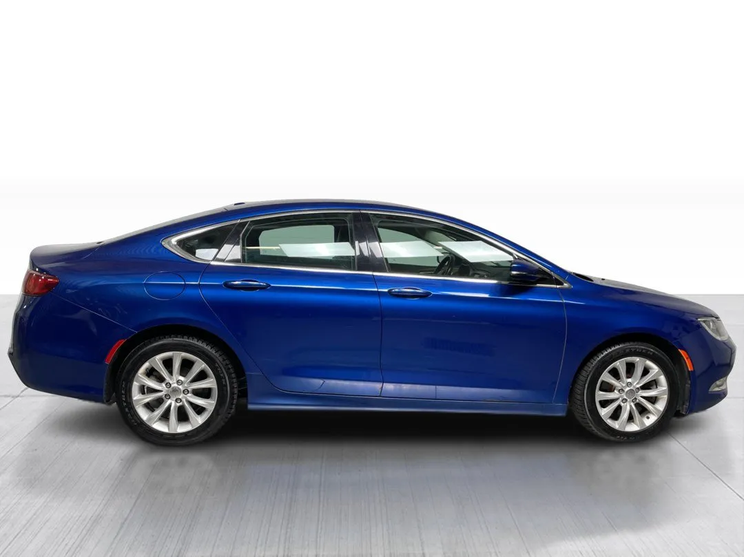 2016 Chrysler 200 — photo 2