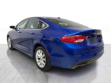 2016 Chrysler 200 - image 10