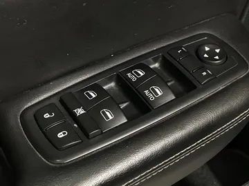 2016 Chrysler 200 - image 20