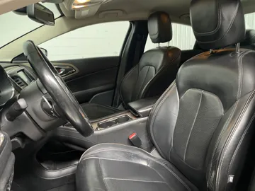 2016 Chrysler 200 - image 3