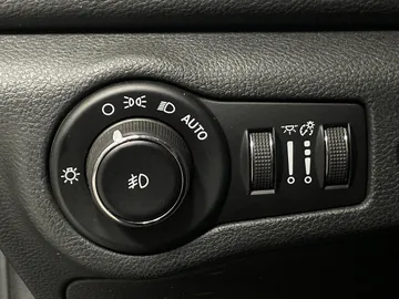 2016 Chrysler 200 - image 16