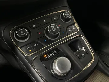 2016 Chrysler 200 - image 28