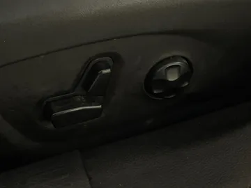 2016 Chrysler 200 - image 21