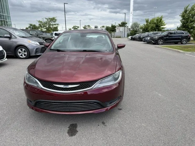 2016 Chrysler 200 — photo 2