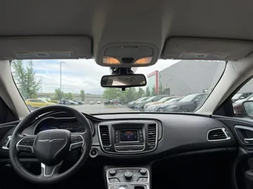 2016 Chrysler 200 - image 7
