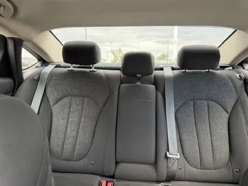 2016 Chrysler 200 - image 8