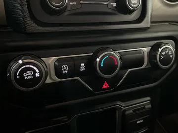 2018 Jeep Wrangler - image 18
