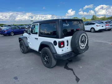 2023 Jeep Wrangler - image 7