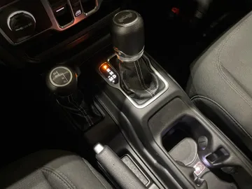 2021 Jeep Wrangler - image 27