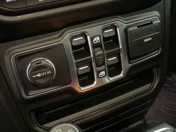 2020 Jeep Wrangler Unlimited - image 23