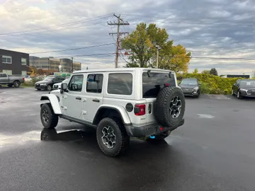 2022 Jeep Wrangler 4xe - image 7