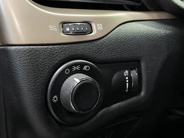 2016 Jeep Cherokee - image 25