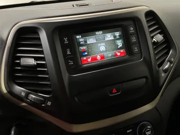 2016 Jeep Cherokee - image 20