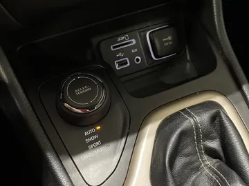 2016 Jeep Cherokee - image 23