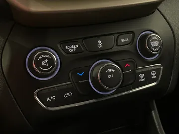 2016 Jeep Cherokee - image 18