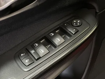 2016 Jeep Cherokee - image 19