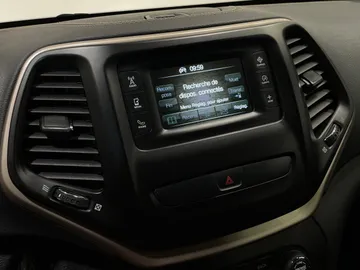 2016 Jeep Cherokee - image 22