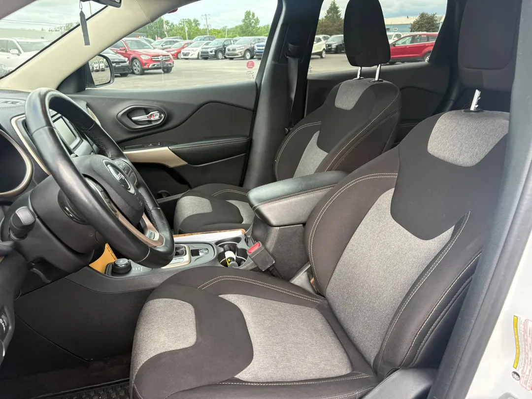 2017 Jeep Cherokee — photo 8