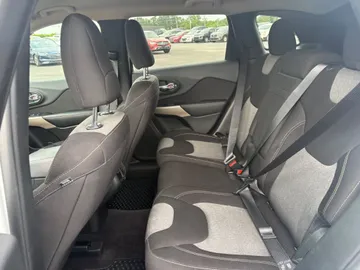 2017 Jeep Cherokee - image 10