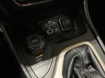 2016 Jeep Cherokee - image 23