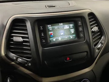 2016 Jeep Cherokee - image 20