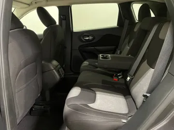 2016 Jeep Cherokee - image 14