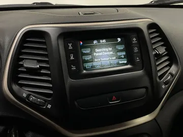 2016 Jeep Cherokee - image 22