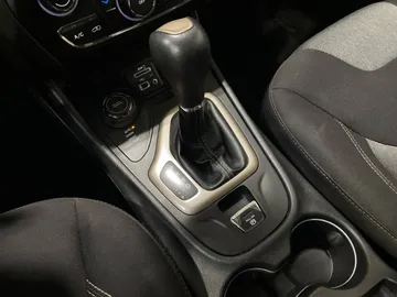 2016 Jeep Cherokee - image 24