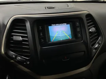 2016 Jeep Cherokee - image 17