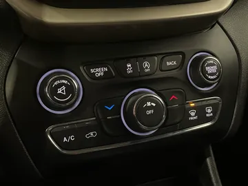 2016 Jeep Cherokee - image 18
