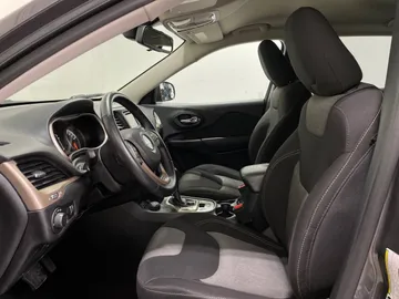 2016 Jeep Cherokee - image 3