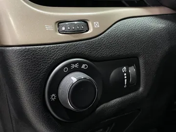 2016 Jeep Cherokee - image 25