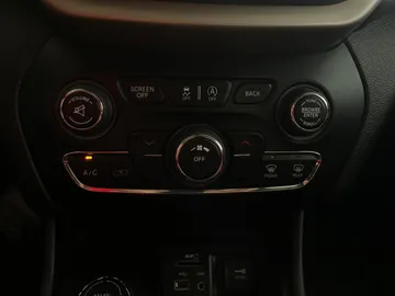 2018 Jeep Cherokee - image 19