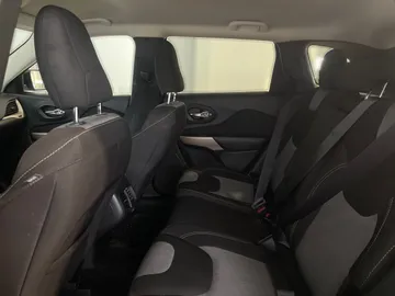 2018 Jeep Cherokee - image 11