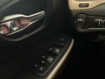 2018 Jeep Cherokee - image 20