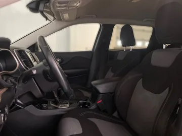 2018 Jeep Cherokee - image 10