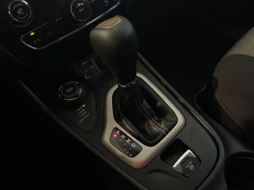 2018 Jeep Cherokee - image 24
