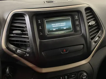2018 Jeep Cherokee - image 24