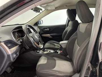 2018 Jeep Cherokee - image 10