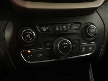 2018 Jeep Cherokee - image 20