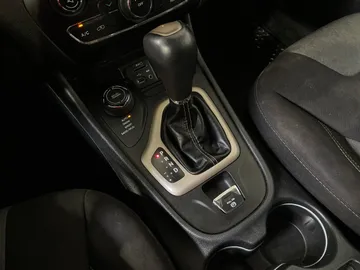 2018 Jeep Cherokee - image 26