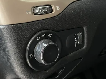 2018 Jeep Cherokee - image 15