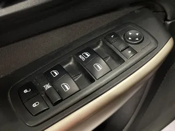 2018 Jeep Cherokee - image 22
