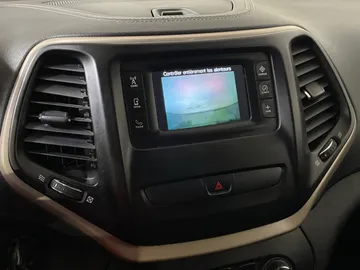 2018 Jeep Cherokee - image 19