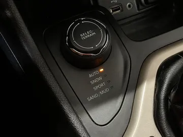 2018 Jeep Cherokee - image 21